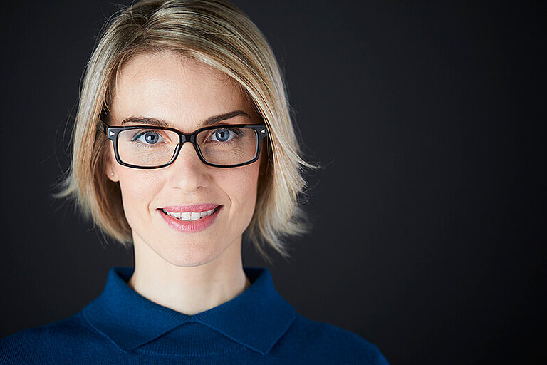 lächelnde Frau mit Brille
